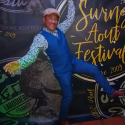 Ma photo au Festival international de Laroquebrou. Le message ? Allez-y partout… partout.
Parce que la passion se partage sans frontières, sur chaque scène, dans chaque ville, et avec chaque sourire.